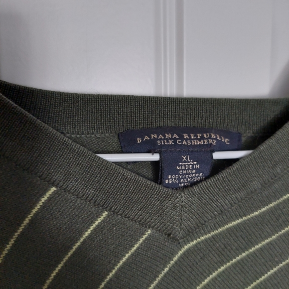 Banana Republic - Men's Silk Cashmere V-Neck - Picture 2 of 3